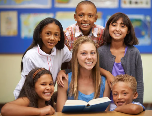 Çocuklar Öğretmenler Sınıftaki Grupla Birlikte Bilgi Öğrenme Mutluluk Içinde Eğitim — Stok fotoğraf