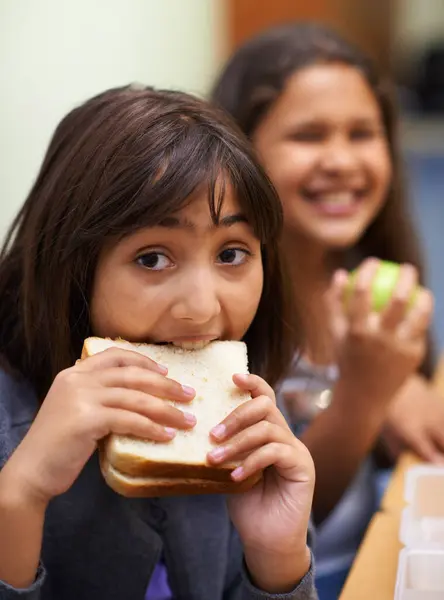 Kız Portre Öğrenci Okulda Yemek Mola Atıştırma Zamanı Için Sandviç — Stok fotoğraf