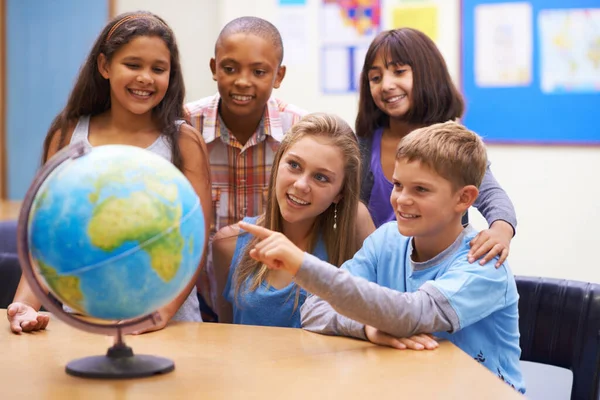 Étudiants Enfants Avec Globe Terrestre Carte Apprentissage Classe Pour Éducation — Photo