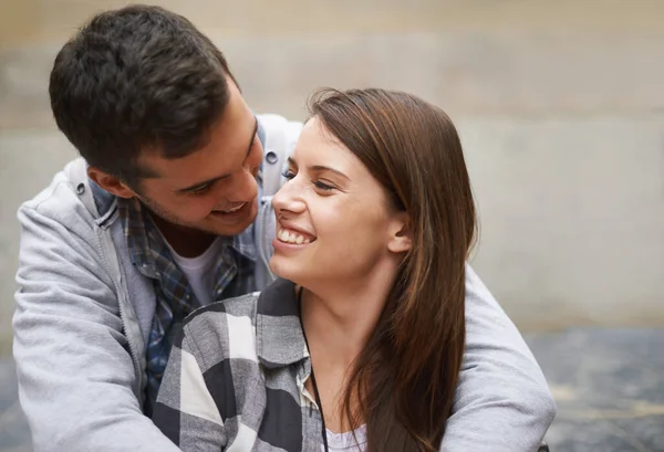 Augenkontakt Glück Und Gesicht Des Paares Umarmen Sich Entspannen Und — Stockfoto