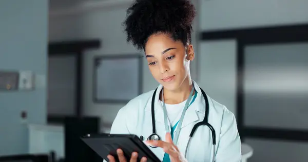 Tablet Sağlık Doktoru Kadın Online Araştırma Yazıyorlar Tıp Çalışmalarını Kontrol — Stok fotoğraf