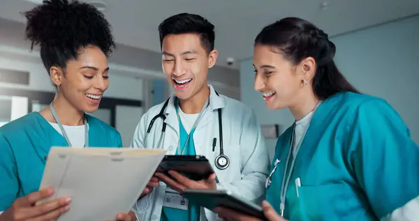 Teamwork Meeting Doctors Tablet Hospital Research Diagnosis Advice Telehealth Healthcare — Stock Photo, Image
