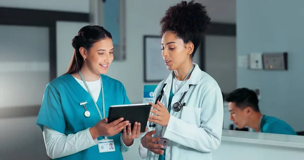 研究のための病院でオンラインでタブレット上のチームワーク 医師は アドバイスとテレヘルスを報告します 診療所 女性が医療サービス ディスカッションのためにデジタルテクノロジーで話す — ストック写真