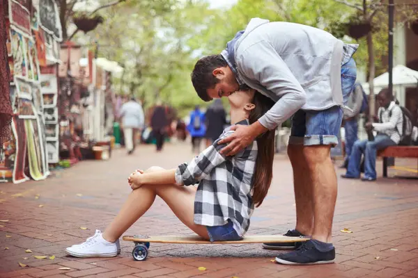 Couple Sitting Skateboard Kiss City Happy Romantic Partner Learn Together — Stock Photo, Image