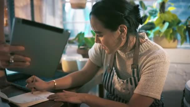 Kvinner Nettbrett Keramikkstudio Med Lykke Skriving Entreprenører Verksted Liten Bedrift – stockvideo