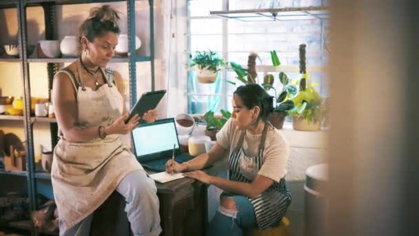 Kobiety Tablet Studio Rzemieślnicze Szczęściem Pisanie Przedsiębiorcy Warsztatach Mała Firma — Wideo stockowe