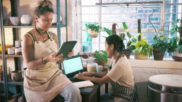 Mulheres Tablet Estúdio Cerâmica Para Trabalhar Juntos Empresários Mídias Sociais — Vídeo de Stock