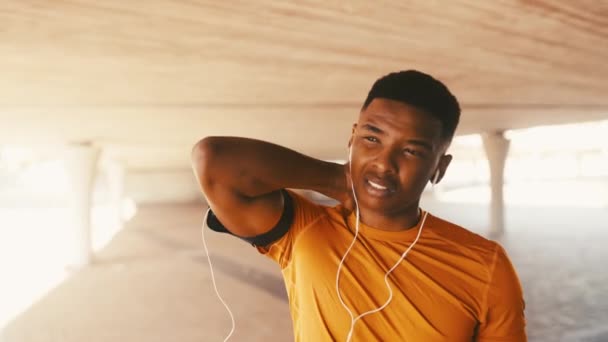 Black Man Neck Pain Fitness Outdoor Burnout Spine Injury Earphones — Stock Video