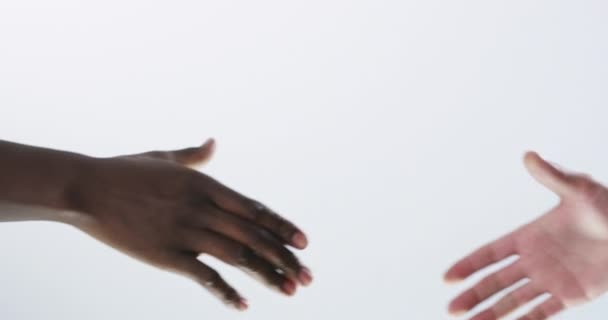 Menschen Interracial Und Händedruck Für Partnerschaft Danke Oder Willkommen Auf — Stockvideo