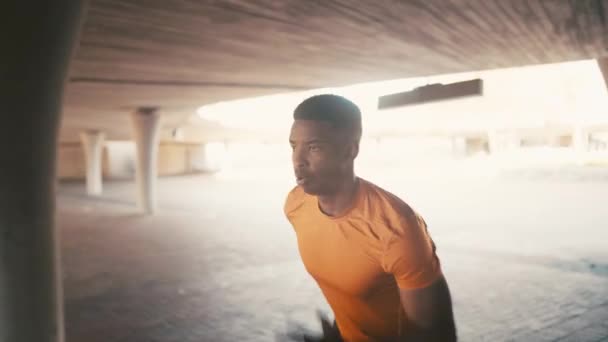 黒人男性 フィットネスとカーディオエクササイズのための都市で実行 トレーニングや屋外トレーニング日 若いアフリカの男性 ランナー スポーツ ウェルネスでアスリート — ストック動画