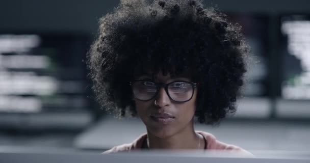 Business Kvinde Briller Computer Til Programmering Informationsteknologi Eller Cybersikkerhed Kontoret – Stock-video