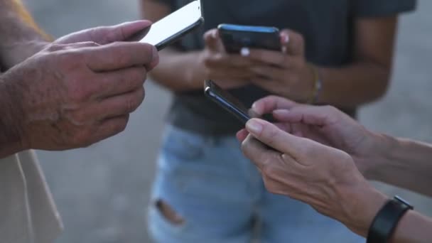 Telefonieren Hände Oder Menschen Sozialen Medien Kreis Gemeinsam Informationen Oder — Stockvideo