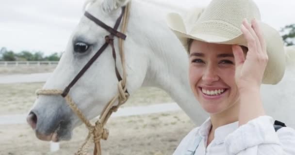 馬とカウボーイ帽子 テキサスで乗馬 カウボーイ 田舎と笑顔で準備 ハピネス 屋外で安定した自然 カウガールと動物の家畜 ペットと農場の少女 — ストック動画