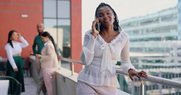 Schwarze Frau Geschäft Mit Anrufen Und Diskussionen Kommunikation Und Networking — Stockvideo
