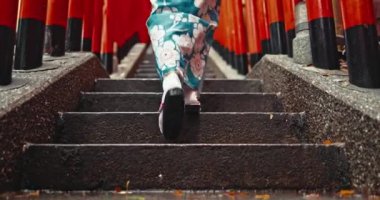 Merdivenler, ayaklar ve Tokyo 'da basamakları keşfeden kişi, estetik ve sağIık için yürüyen. Japon kişi, geleneksel ayakkabı ve kültür ya da açık havada estetik, kardiyo ve seyahat ya da şehir içinde seyahat.