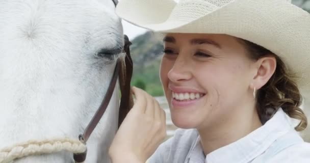 Kobieta Koń Opieka Nad Zwierzętami Jazdy Konnej Teksasie Wsi Gotowy — Wideo stockowe