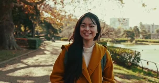 Японский Лицо Женщина Улыбкой Парке Путешествий Отпуск Приключений Исследовать Путь — стоковое видео