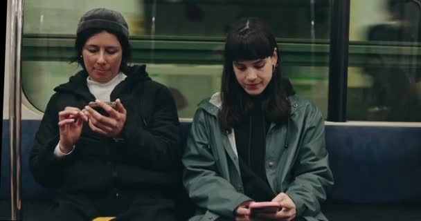 Şehirdeki Tren Telefon Kadınlar Şehir Içi Seyahatleri Seyahatleri Şehir Içi — Stok video