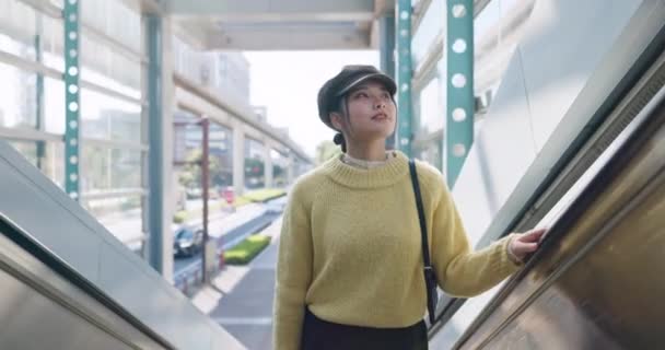 Reizen Vakantie Japanse Vrouw Roltrap Luchthaven Voor Reis Reis Internationaal — Stockvideo