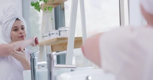 Frau Lotion Und Feuchtigkeit Badezimmerspiegel Hautpflege Und Creme Ellenbogen Für — Stockvideo