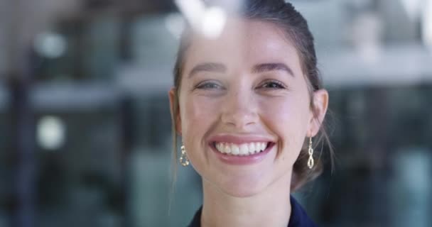 Negócios Mulher Rosto Sorriso Escritório Para Carreira Corporativa Inicialização Confiança — Vídeo de Stock