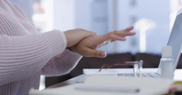 Kvinna Händer Och Rengöringsmedel Med Laptop För Desinfektion Bakterier Eller — Stockvideo