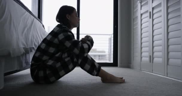 Schlafzimmer Verängstigte Oder Traurige Frau Mit Depressionen Hause Mit Gebrochenem — Stockvideo