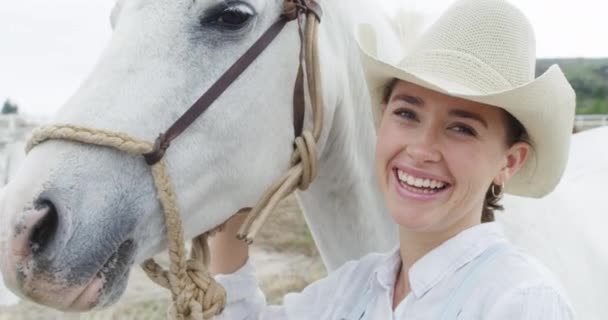 テキサス カウボーイハットで乗馬のための女性 ペットの世話 カウガール 笑顔と農場の女の子と屋外 冒険と動物の家畜の顔 安定した自然 — ストック動画