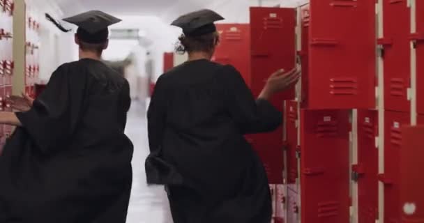 Μαθητές Λυκείου Αποφοίτηση Και Γιορτή Στο Διάδρομο Τρέξιμο Και Ενθουσιασμένοι — Αρχείο Βίντεο