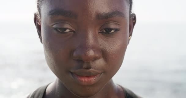 Corredor Praia Rosto Mulher Negra Com Aptidão Livre Para Treino — Vídeo de Stock