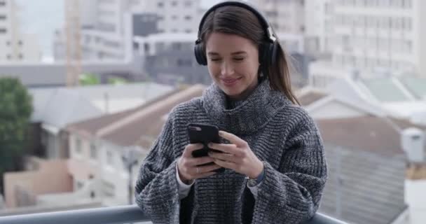 Mulher Fones Ouvido Ouvir Música Varanda Smartphone Lista Reprodução Navegação — Vídeo de Stock