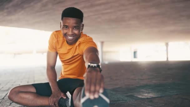 黑人男子 为了健身和户外运动而伸腿 快乐的跑步者或运动员 开始在肖像方面进行健康训练 准备运动 有氧运动 运动和挑战 — 图库视频影像