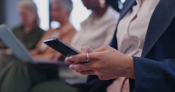 就職面接 または機会のクローズアップのための待合室にいる電話 研究のためのアプリとHrオフィスにラインで スマートフォンや女性候補者を雇う — ストック動画