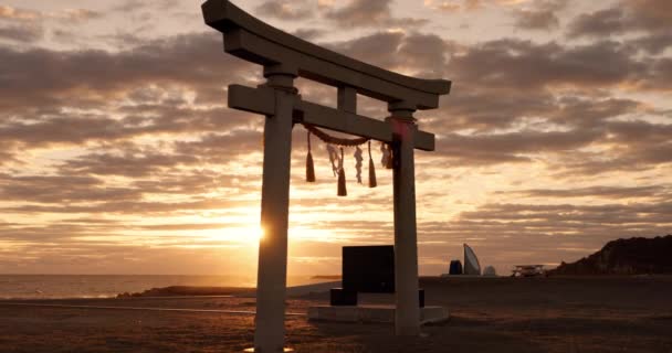 Gerbang Torii Matahari Terbenam Langit Dan Pantai Jepang Dengan Awan — Stok Video