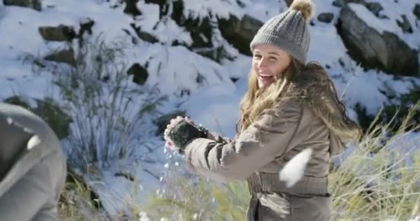 Χιόνι Ευτυχισμένο Ζευγάρι Που Παίζει Ένα Παιχνίδι Ελευθερία Περιπέτεια Διασκέδαση — Αρχείο Βίντεο