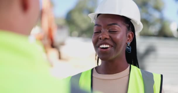 Gezicht Glimlach Zwarte Vrouw Bouwvakker Praten Met Collega Bouwplaats Voor — Stockvideo