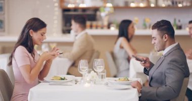 Restoran, mutlu çift ve romantik bir randevuda yemek fotoğrafı Sevgililer Günü ya da akşam yemeği. Cep telefonu, lokanta ve güzel yemek servisi yapan kadın, erkek ya da insanlar, sosyal medya uygulamasına yemek fotoğrafı gönderiyor..