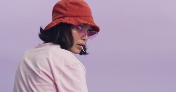 Frumos Modă Femeie Lollipop Sau Bomboane Studio Fundal Violet Spațiu — Videoclip de stoc