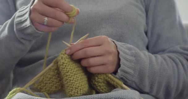 Ruce Pletení Vlnou Ruční Práce Oblečení Texturu Textil Vzorem Kreativitou — Stock video