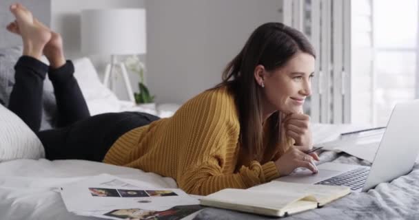 Frau Laptop Und Schreiben Oder Planung Schlafzimmer Für Die Arbeit — Stockvideo