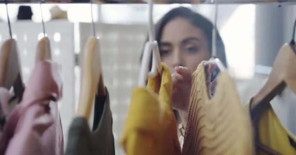 Kadın Yüz Giysi Tırabzanı Moda Tarz Tasarım Için Butik Mağazasında — Stok video