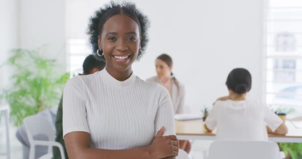 黑人女商人 对办公室有信心 并在工作场所担任积极的顾问 年轻的非洲人 肖像画或手臂交叉在工作的骄傲 项目经理或职业介绍所中 — 图库视频影像