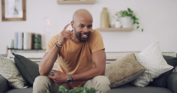 Yüz Fikir Siyahi Bir Adamı Hafta Sonu Için Oturma Odasındaki — Stok video