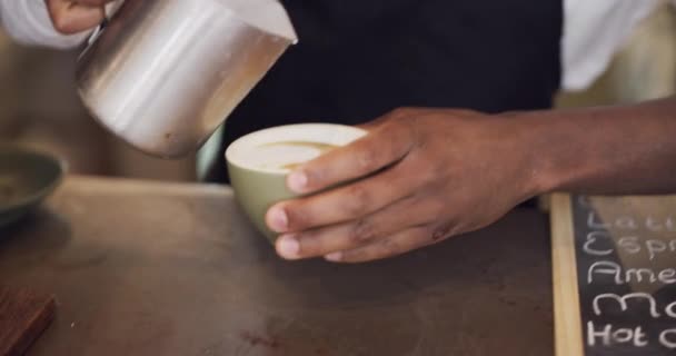 Mann Hände Und Barista Mit Kaffee Café Zum Servieren Schaum — Stockvideo