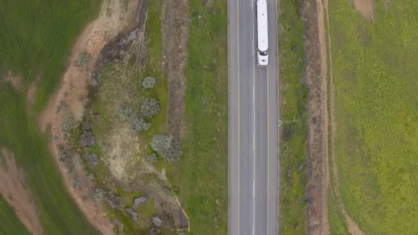 无人机 农场和卡车驾驶的道路上与景观 物流和仓储行业 旅行和模拟空间 土地和环境 交通和工业与农产企业 — 图库视频影像