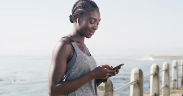 Фітнес Пляж Або Чорна Жінка Сміється Телефон Соціальних Медіа Транслюючи — стокове відео