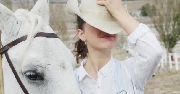 Kobieta Koń Kowboj Kapelusz Jazdy Konnej Teksasie Wsi Gotowy Ranczu — Wideo stockowe