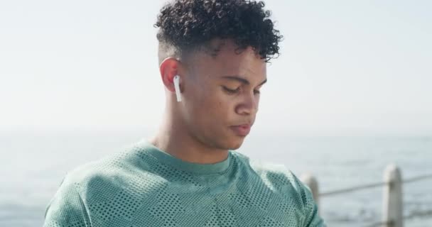 Άνθρωπος Ακουστικά Και Ρολόι Στο Γυμναστήριο Από Τον Ωκεανό Για — Αρχείο Βίντεο