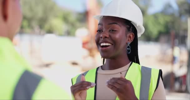 Πρόσωπο Κατασκευή Και Μαύρη Γυναίκα Μηχανικός Μιλάμε Για Συνάδελφο Στο — Αρχείο Βίντεο