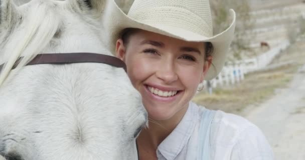 Γυναίκα Άλογο Και Χαρούμενος Για Ιππασία Στο Τέξας Εξοχή Και — Αρχείο Βίντεο